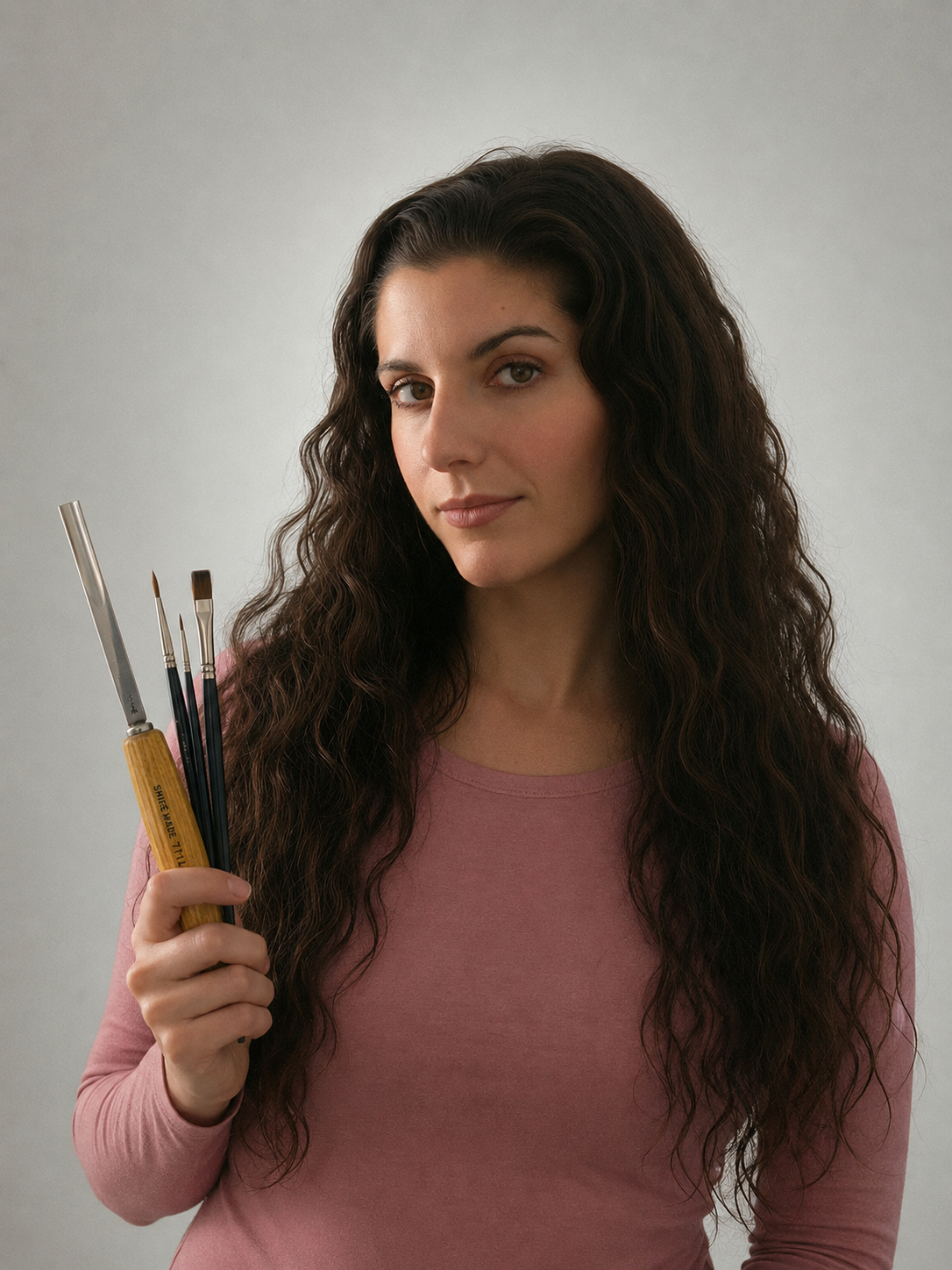 Ana Rey con herramientas de modelado y pintura